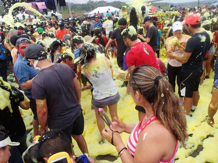 エクアドル流「年越し」と「カーニバル」水かけ祭の過ごし方