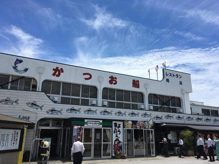 自分で焼いたカツオはうまいぜよ！高知でカツオのたたきの藁焼き体験！