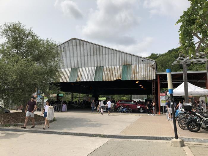 トロントの地元客で大賑わい！Evergreen Brick Works（エバーグリーン ブリック ワークス）に行ってきました。