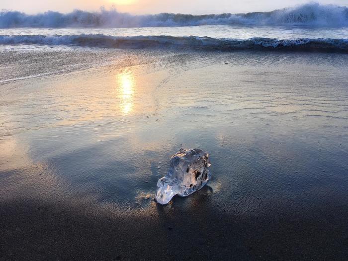 「ここでしか見ることができない」自然が造る宝石が転がっている海岸/北海道ジュエリーアイス