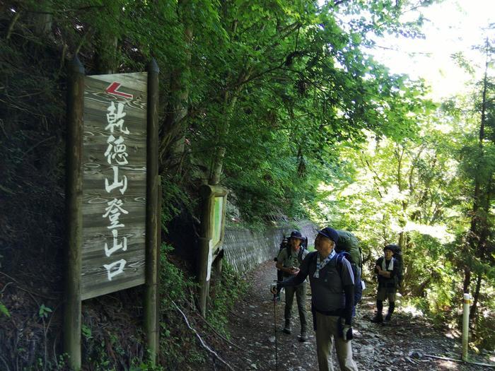 【岩稜登山】山梨の「乾徳山」山頂から360度のパノラマと岩登り体験