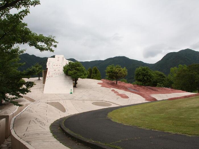 どこもかしこも不安定？ 岐阜のフシギ感覚スポット「養老天命反転地」