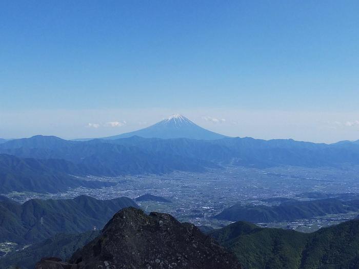 【岩稜登山】山梨の「乾徳山」山頂から360度のパノラマと岩登り体験