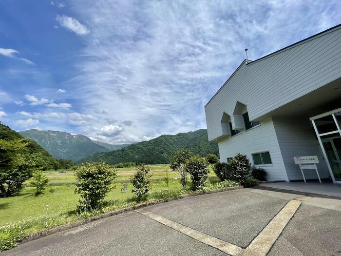 【新潟】八海山の絶景を望むトミオカホワイト美術館