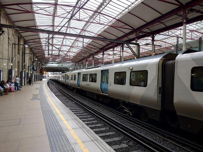 ハブ駅として再注目!ロンドン、ファリンドン駅