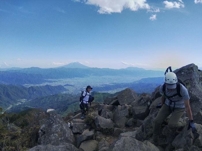 【岩稜登山】山梨の「乾徳山」山頂から360度のパノラマと岩登り体験