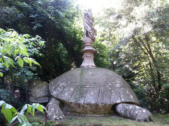 奇妙で独創的な彫像がある聖なる森イタリア「怪物公園」