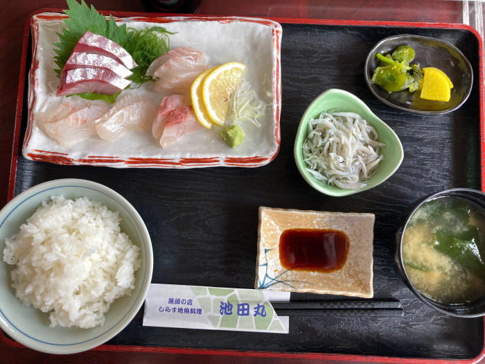 【鎌倉腰越】漁師の店で地魚を食し朝どれフライを買いに行こう