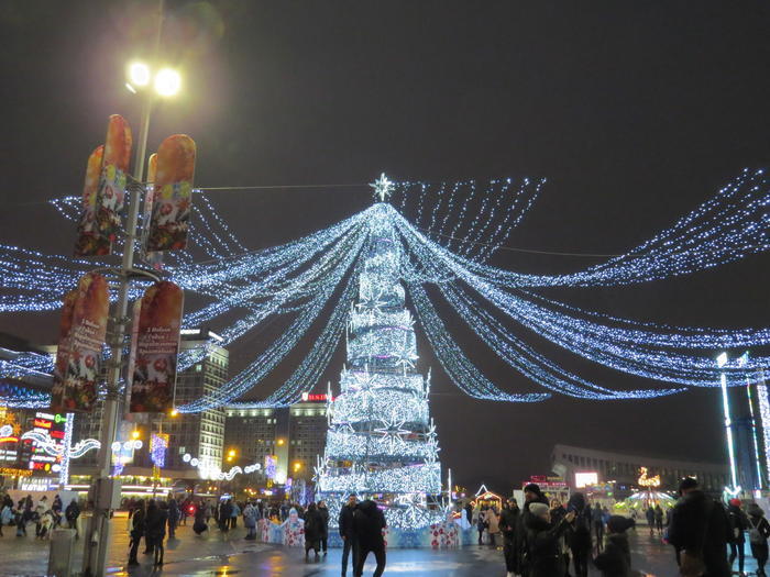 ベラルーシのお正月は、ヨーロッパで最も美しいクリスマスツリーとサンタで新年を迎える！？
