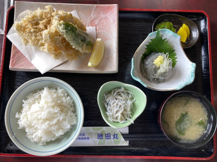 【鎌倉腰越】漁師の店で地魚を食し朝どれフライを買いに行こう