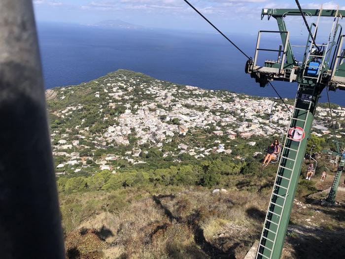 イタリア・ナポリから高速船に乗って「夢の島」カプリ島へ