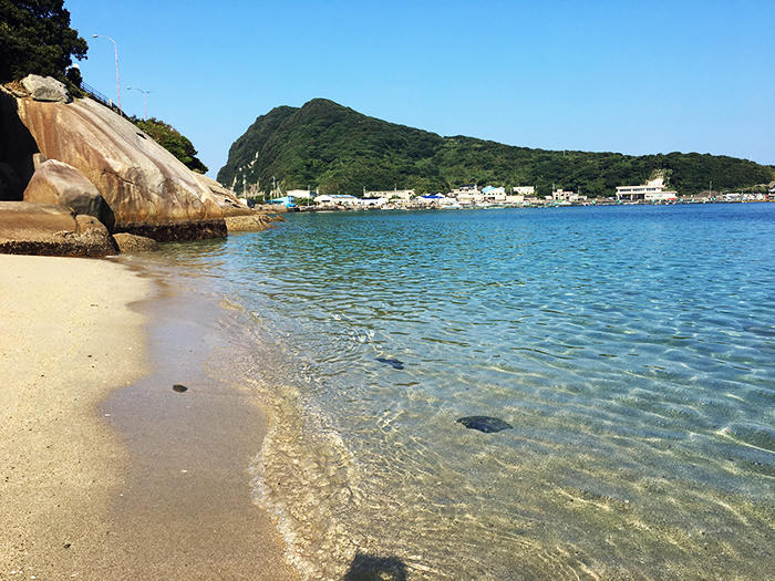 船が宙に浮いてみえる？！透明度抜群！高知県・柏島の絶景ビーチ