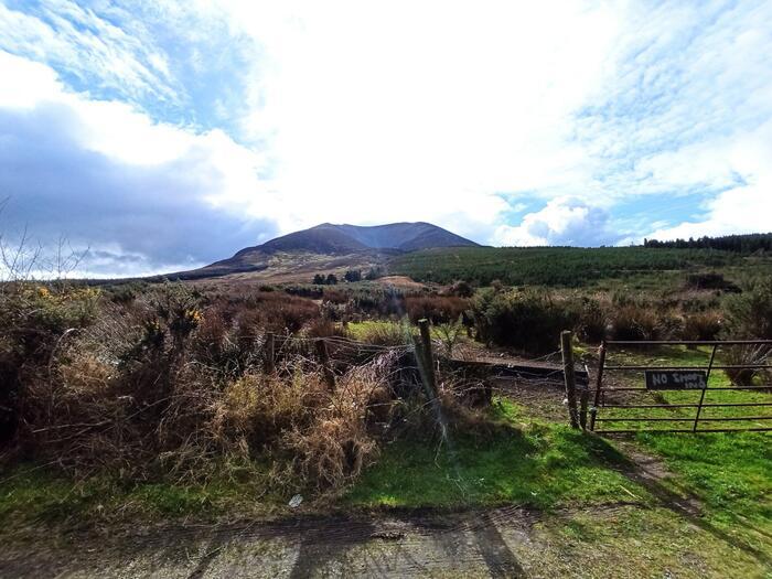 アイルランドの美しい独立峰ネフィン山トレッキングと、麓のタイタニック・メモリアルパークを紹介!