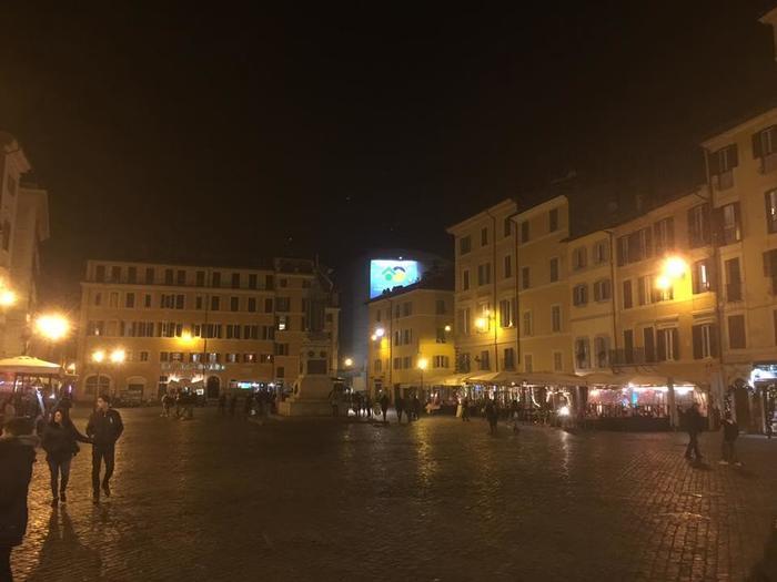 イタリア人の若者は夜通しベンチで語り明かす？ローマっ子式飲み歩きの極意
