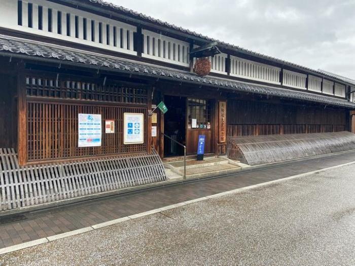 桜の花筏が美しい「伏見十石舟」と酒蔵の街「伏見」