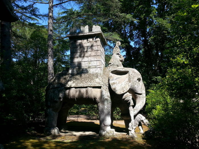 奇妙で独創的な彫像がある聖なる森イタリア「怪物公園」