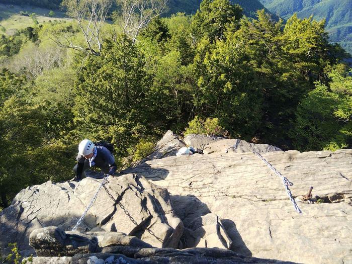 【岩稜登山】山梨の「乾徳山」山頂から360度のパノラマと岩登り体験