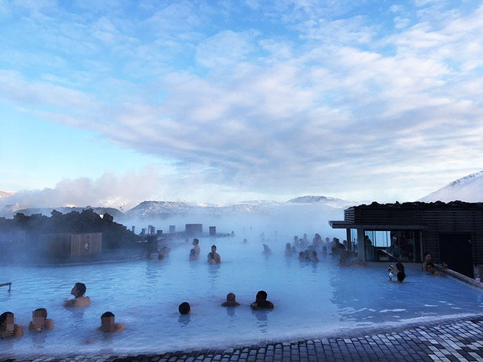 絶景のアイスランド！神秘的なオーロラ鑑賞＆撮影のコツ。地球の割れ目も歩けちゃう？！