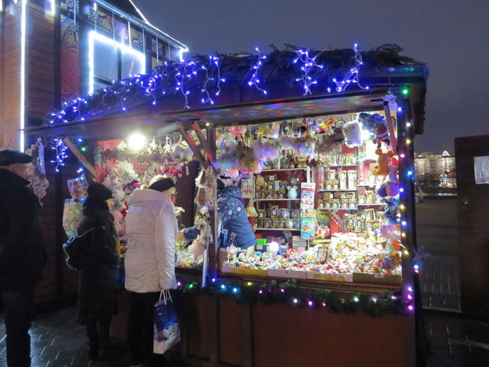 ベラルーシのお正月は、ヨーロッパで最も美しいクリスマスツリーとサンタで新年を迎える！？