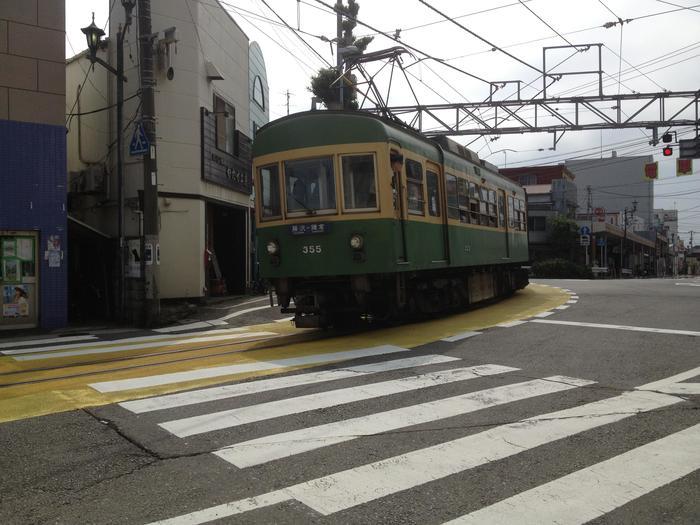 目の前にひろがる海とレトロ電車！鎌倉絶景さんぽ