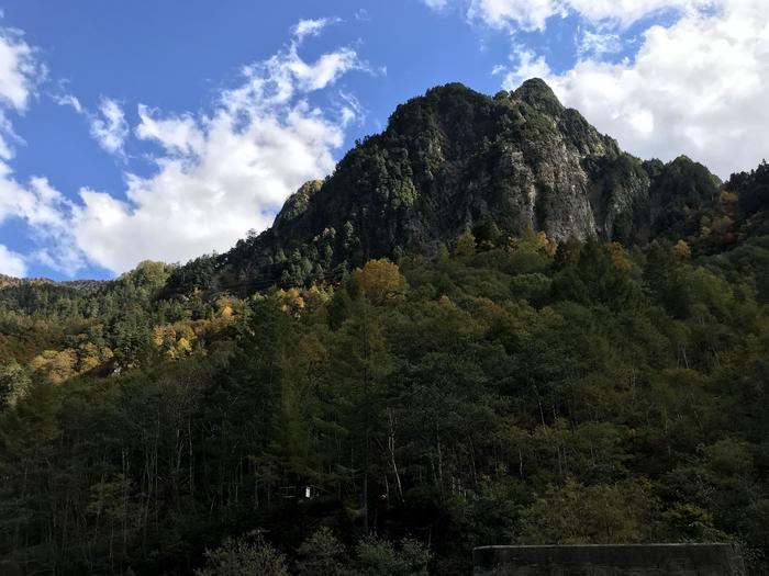 富山の黒部ダムを下から見よう！観光放水期間中に川床トレッキング