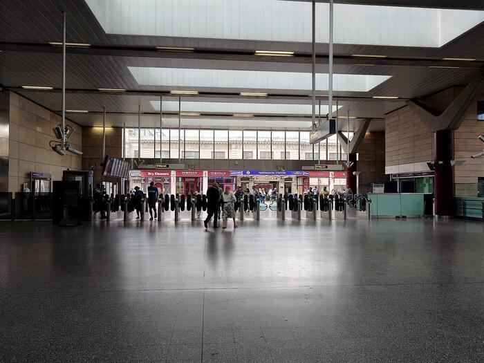 ハブ駅として再注目!ロンドン、ファリンドン駅