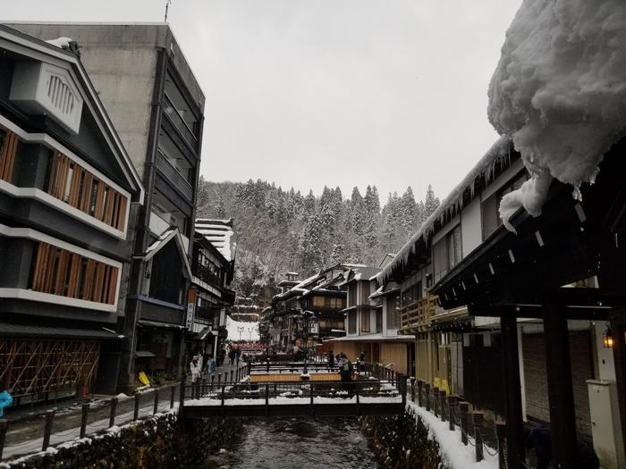 山形「銀山温泉」中心に位置する古山閣へ。温泉ソムリエ菅井が薦める大正ロマンの隠れ湯街、夕暮れのガス灯が素敵な時間のおもてなし！