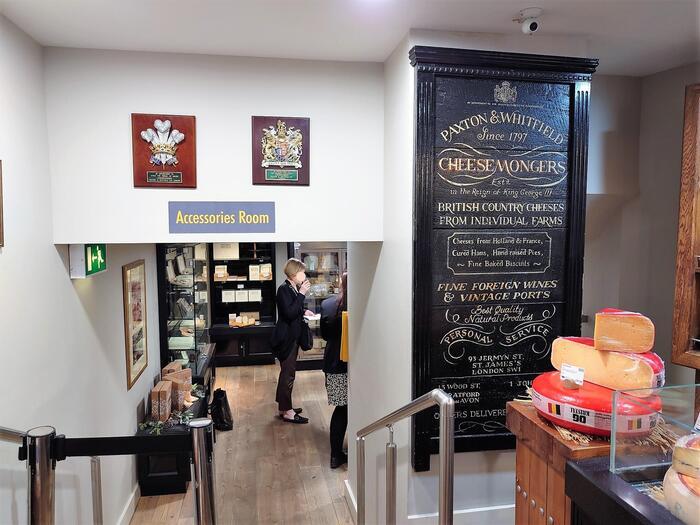 【ロンドン】創業は1797年！老舗チーズ専門店、パクストン＆ウィットフィールド