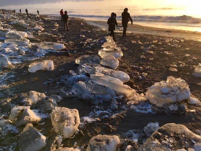 「ここでしか見ることができない」自然が造る宝石が転がっている海岸/北海道ジュエリーアイス