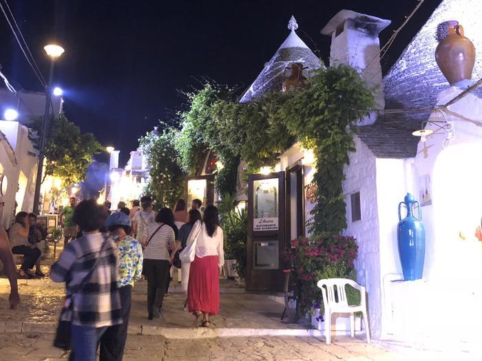 【イタリア】散策は昼だけじゃない！？ 幻想的な夜のアルベロベッロへ！!