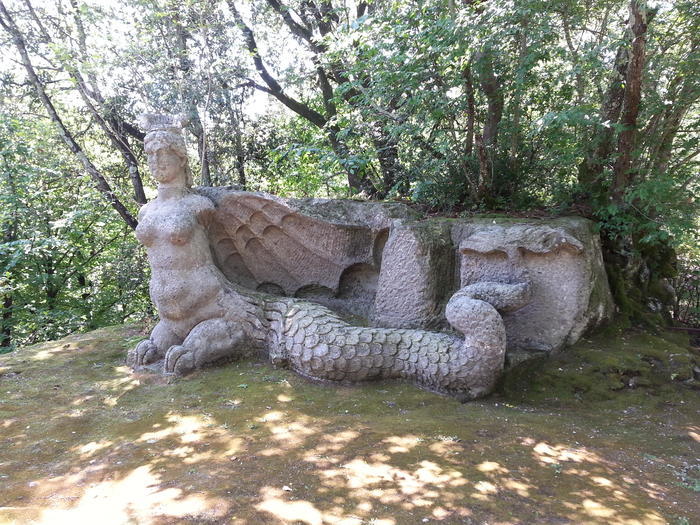 奇妙で独創的な彫像がある聖なる森イタリア「怪物公園」