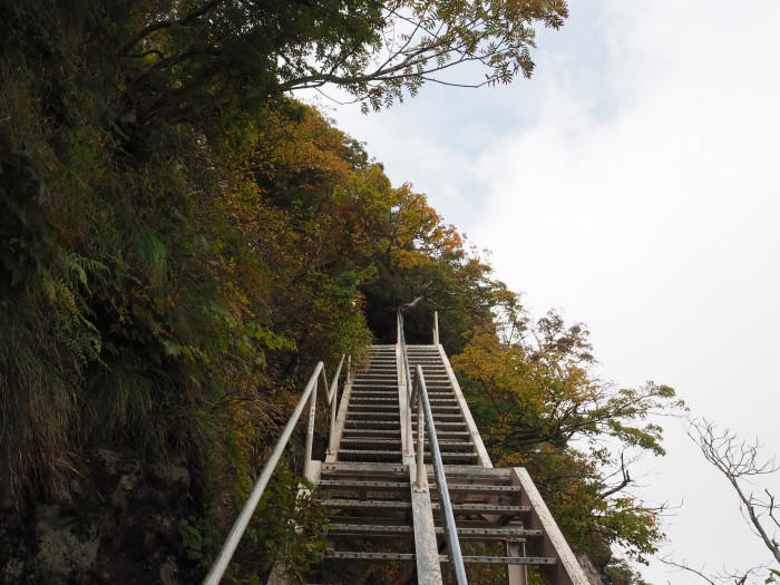 【愛媛県】西日本最高峰、紅葉の石鎚山と土小屋テラスの絶品ジビエコロッケを紹介♪