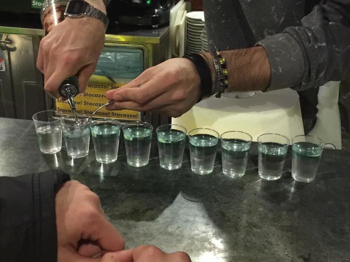 イタリア人の若者は夜通しベンチで語り明かす？ローマっ子式飲み歩きの極意