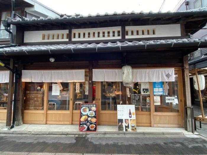 桜の花筏が美しい「伏見十石舟」と酒蔵の街「伏見」