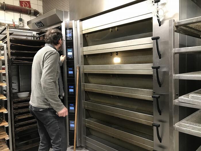 【ドイツ】粉挽きからお店で!伝統息づくBioパン屋さん「デニンガーズ・ミューレンベッカライ」の工房に潜入!!