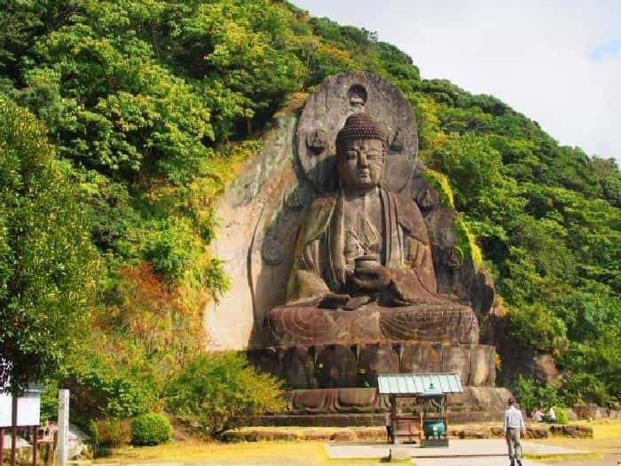 絶景名所と数多くの石仏が魅力の鋸山