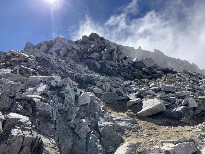 【岩稜登山】岩と雪の殿堂「剱岳」と「立山三山」縦走の山旅