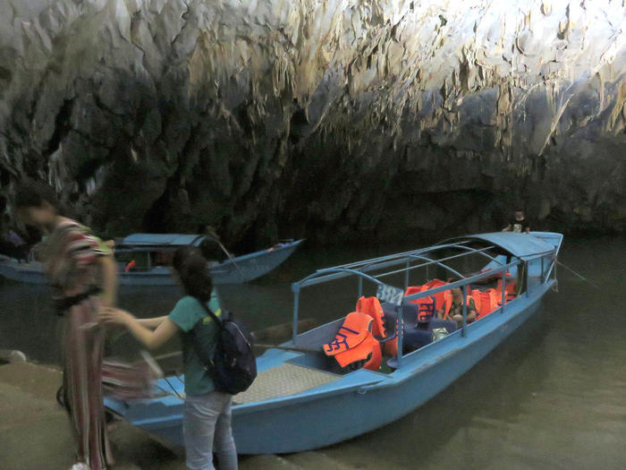 ベトナムの世界遺産フォンニャ洞窟をボートで探索