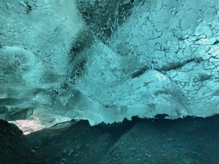 アイスランドの氷河の洞窟「アイスケーブ」を紹介します