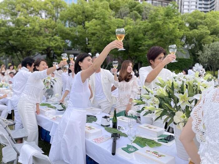 このお洒落さはまさに神戸！街中で「ホワイトディナー」の素敵な夜