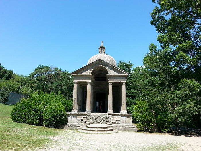 奇妙で独創的な彫像がある聖なる森イタリア「怪物公園」