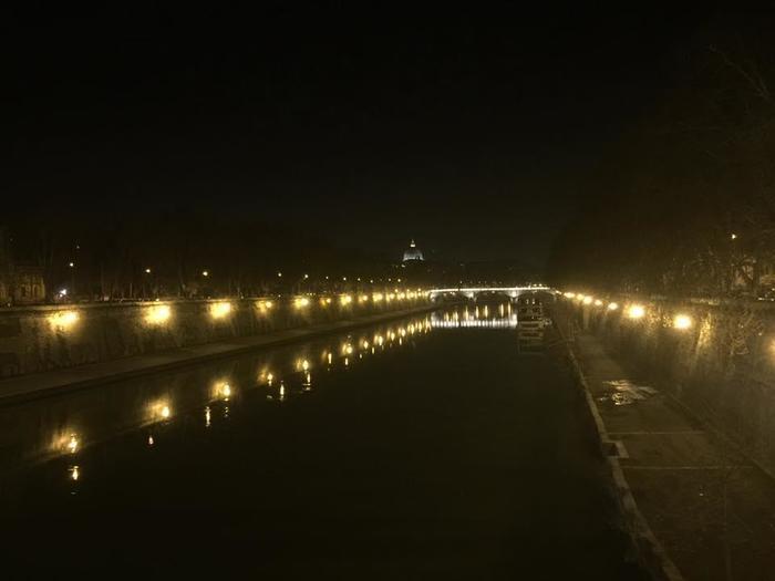 イタリア人の若者は夜通しベンチで語り明かす？ローマっ子式飲み歩きの極意