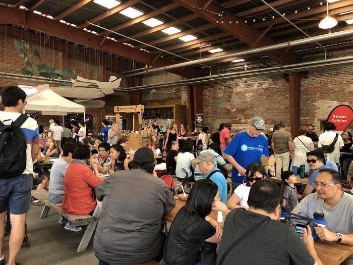 トロントの地元客で大賑わい！Evergreen Brick Works（エバーグリーン ブリック ワークス）に行ってきました。