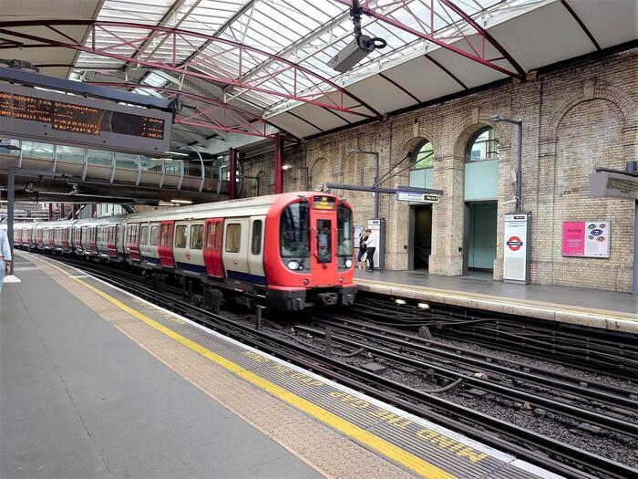 ハブ駅として再注目!ロンドン、ファリンドン駅