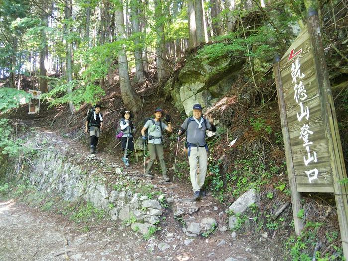 【岩稜登山】山梨の「乾徳山」山頂から360度のパノラマと岩登り体験