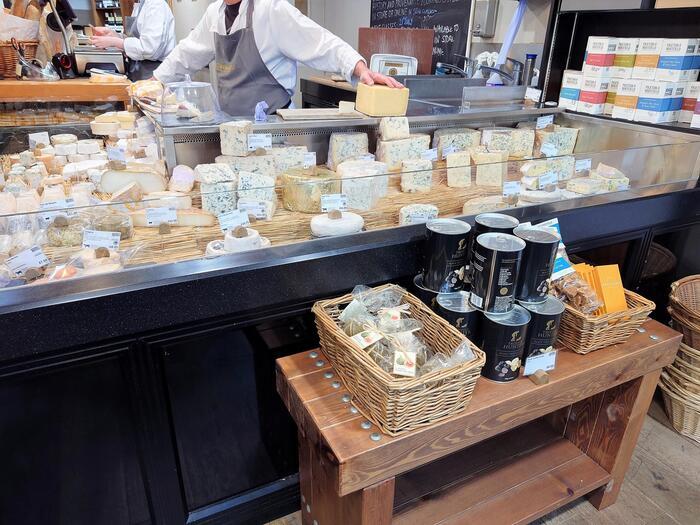 【ロンドン】創業は1797年！老舗チーズ専門店、パクストン＆ウィットフィールド