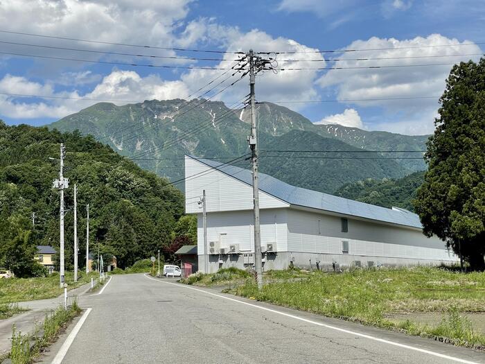 【新潟】八海山の絶景を望むトミオカホワイト美術館