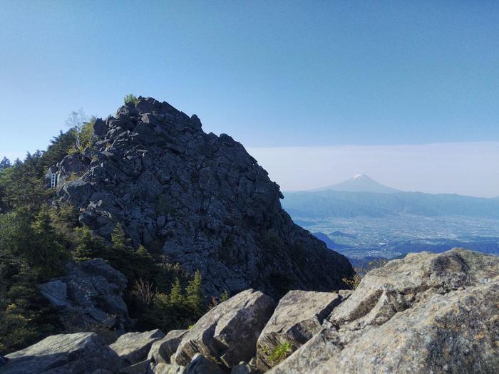 【岩稜登山】山梨の「乾徳山」山頂から360度のパノラマと岩登り体験