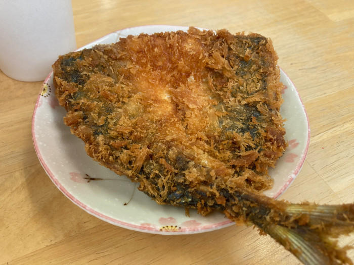 【鎌倉腰越】漁師の店で地魚を食し朝どれフライを買いに行こう