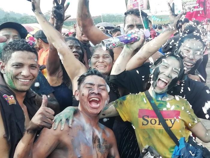 エクアドル流「年越し」と「カーニバル」水かけ祭の過ごし方